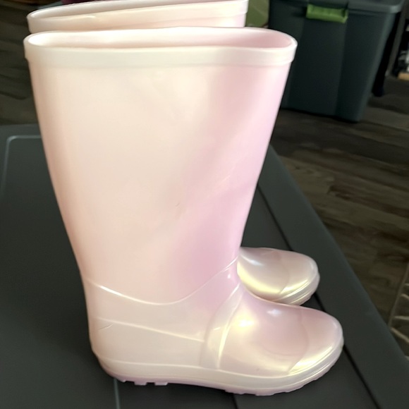 Kids pink rain boots NEW. - Picture 1 of 4